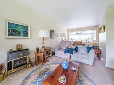 Lounge/Dining Room: